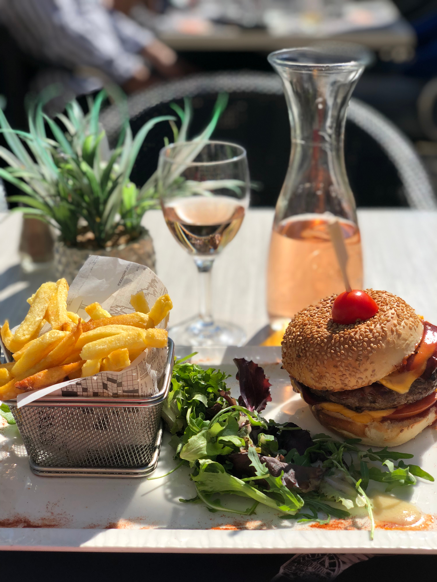 Lunch med burgare och rosévin på fransk uteservering