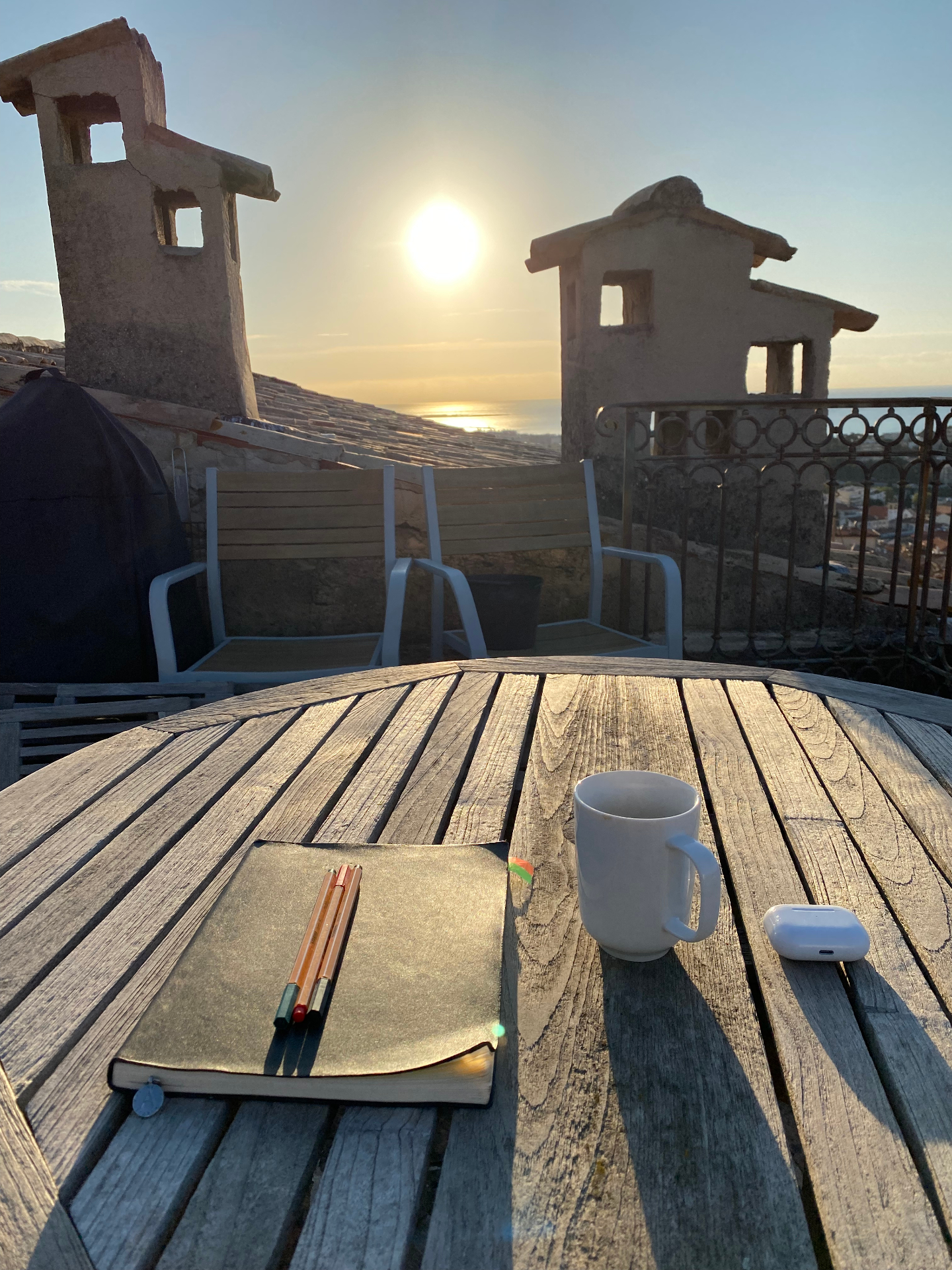 Solnedgång från takterrass i Haut de Cagnes med utsikt över Medelhavet